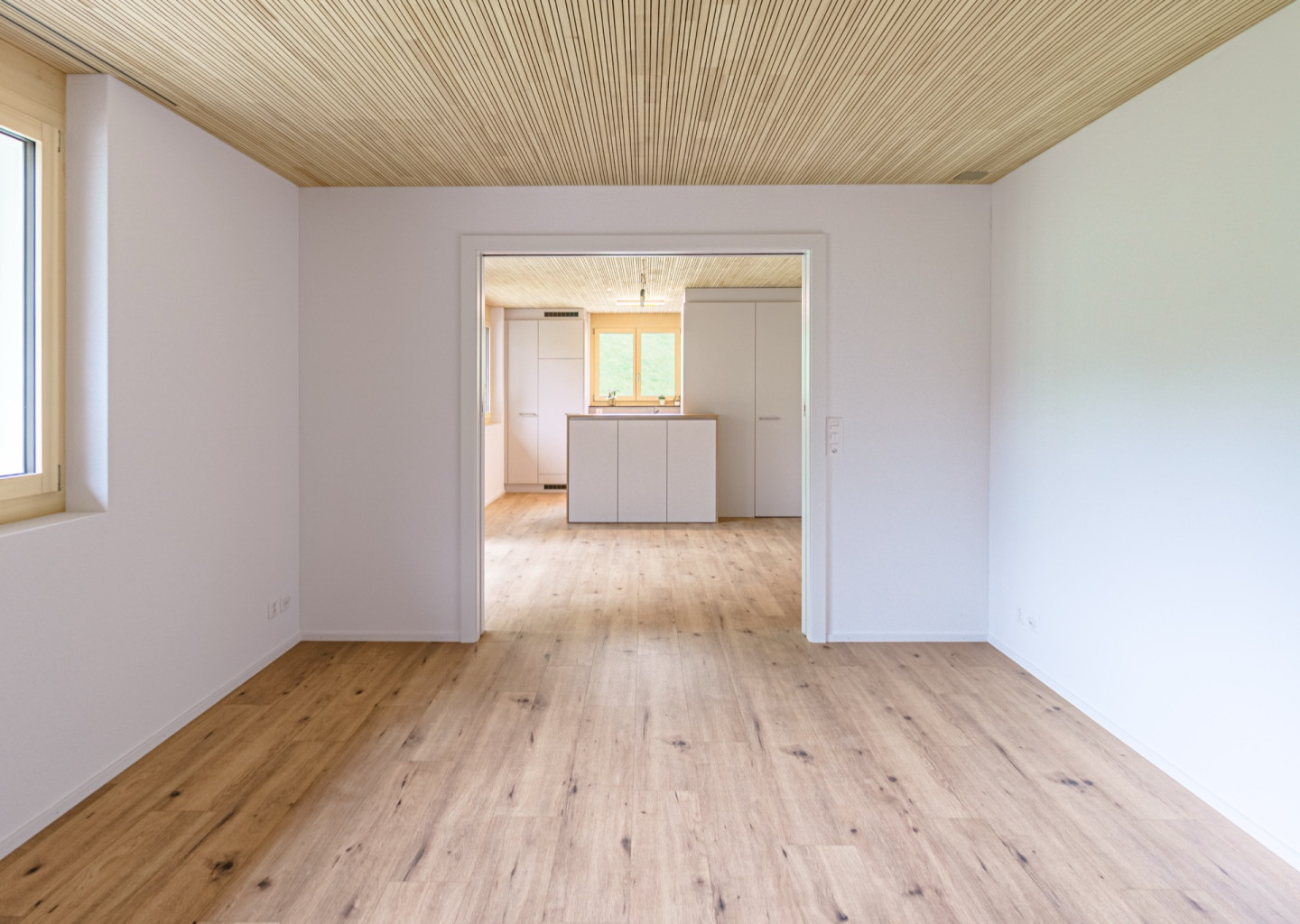 Wohnzimmer mit Blick zum Esszimmer und Küche