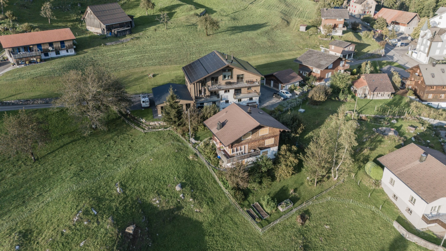 Drohnenaufnahme des Esmbles mit Wohnhaus, Nebengebäude und umliegenden Wiesen