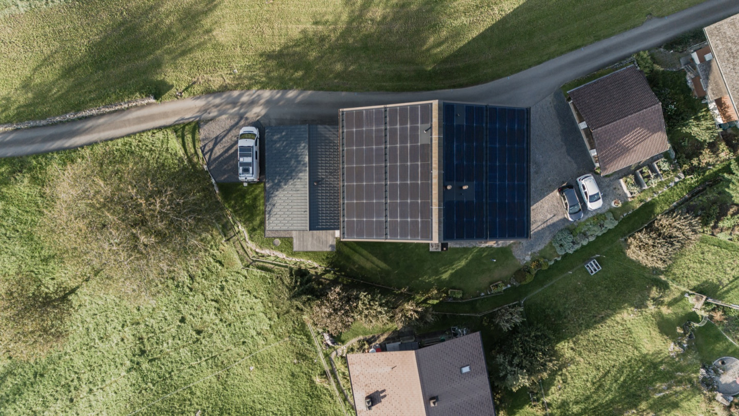 Drohnenaufnahme senkrecht von oben auf das Photovoltaikdach und die Umgebung